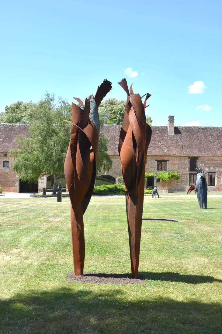 sculpture en metal corten contemporaine et monumentale pour le jardin de julien allegre