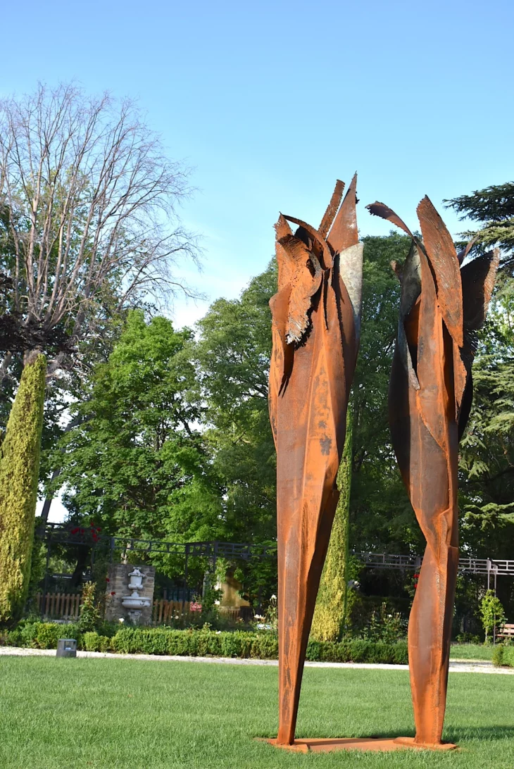 sculpture en metal corten contemporaine et monumentale pour le jardin de julien allegre