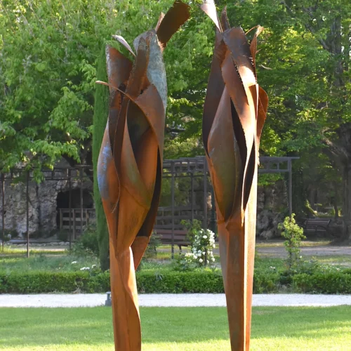 sculpture en metal corten contemporaine et monumentale pour le jardin de julien allegre