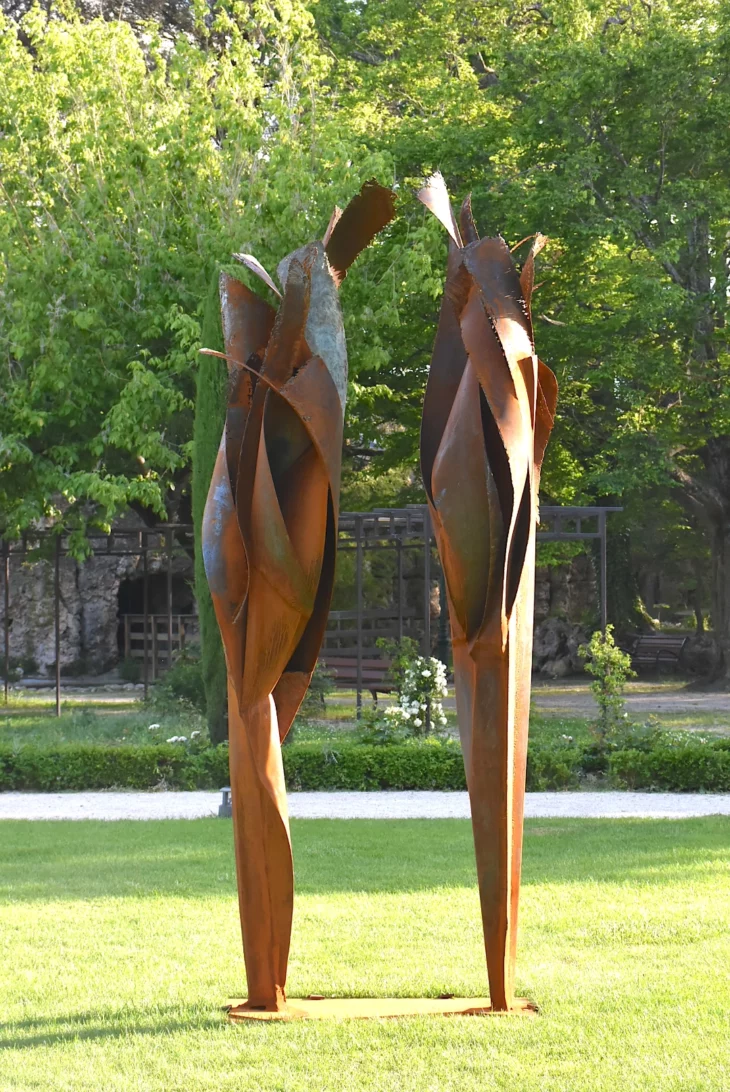 sculpture en metal corten contemporaine et monumentale pour le jardin de julien allegre