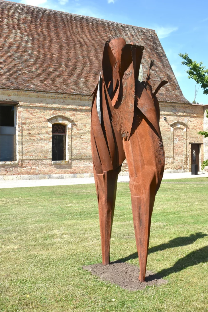 sculpture en metal corten contemporaine et monumentale pour le jardin de julien allegre