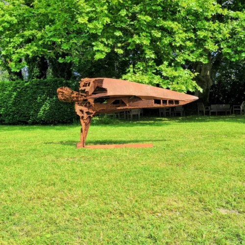 sculpture en metal corten contemporaine et monumentale pour le jardin de julien allegre