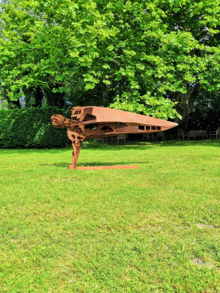 sculpture en metal corten contemporaine et monumentale pour le jardin de julien allegre