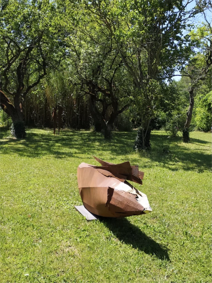 sculpture en metal corten contemporaine et monumentale pour le jardin de julien allegre