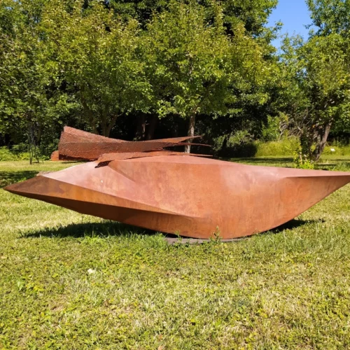 sculpture en metal corten contemporaine et monumentale pour le jardin de julien allegre