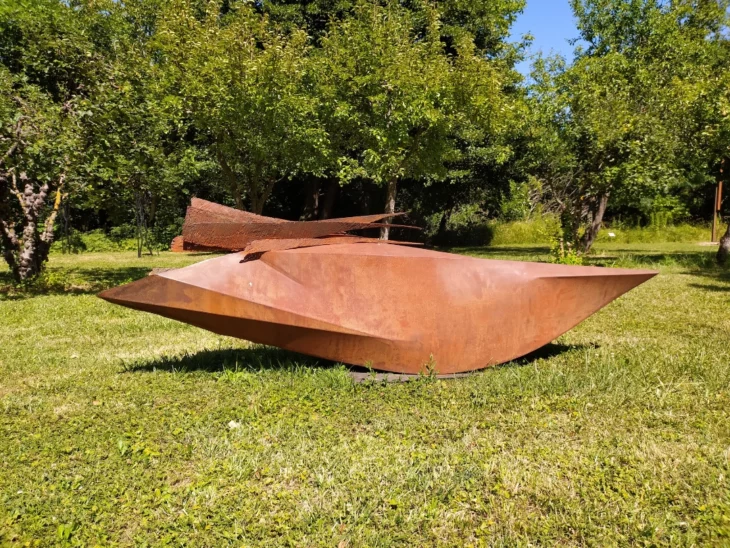 sculpture en metal corten contemporaine et monumentale pour le jardin de julien allegre