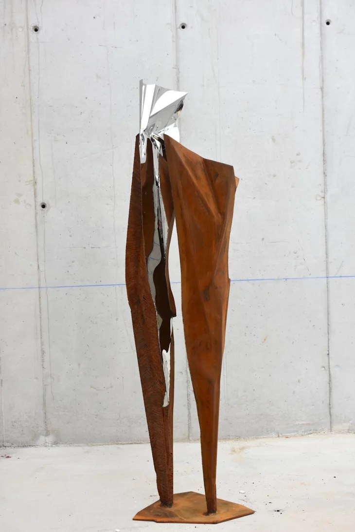 Sculpture abstraite contemporaine en acier corten et inox pour le jardin et l'interieur de l'artiste sculpteur francais julien allegre