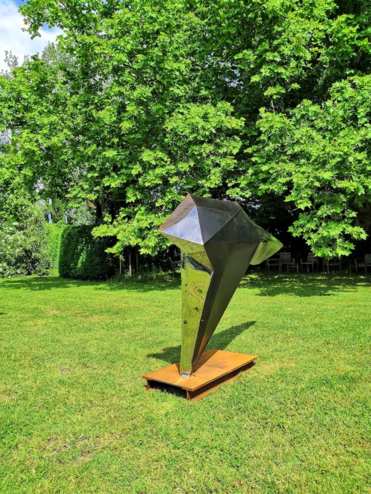 sculpture en metal corten et inox ,contemporaine et monumentale pour le jardin de julien allegre