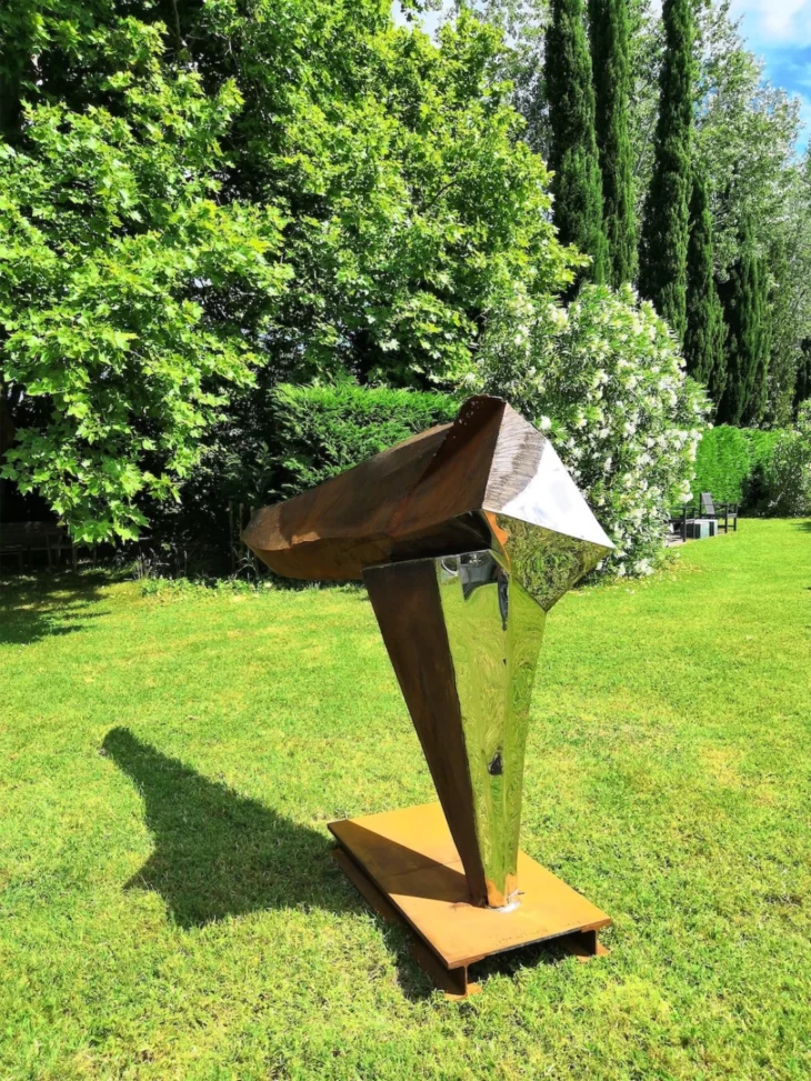 sculpture en metal corten et inox ,contemporaine et monumentale pour le jardin de julien allegre