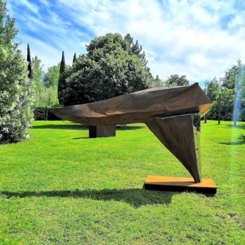 sculpture en metal corten et inox ,contemporaine et monumentale pour le jardin de julien allegre