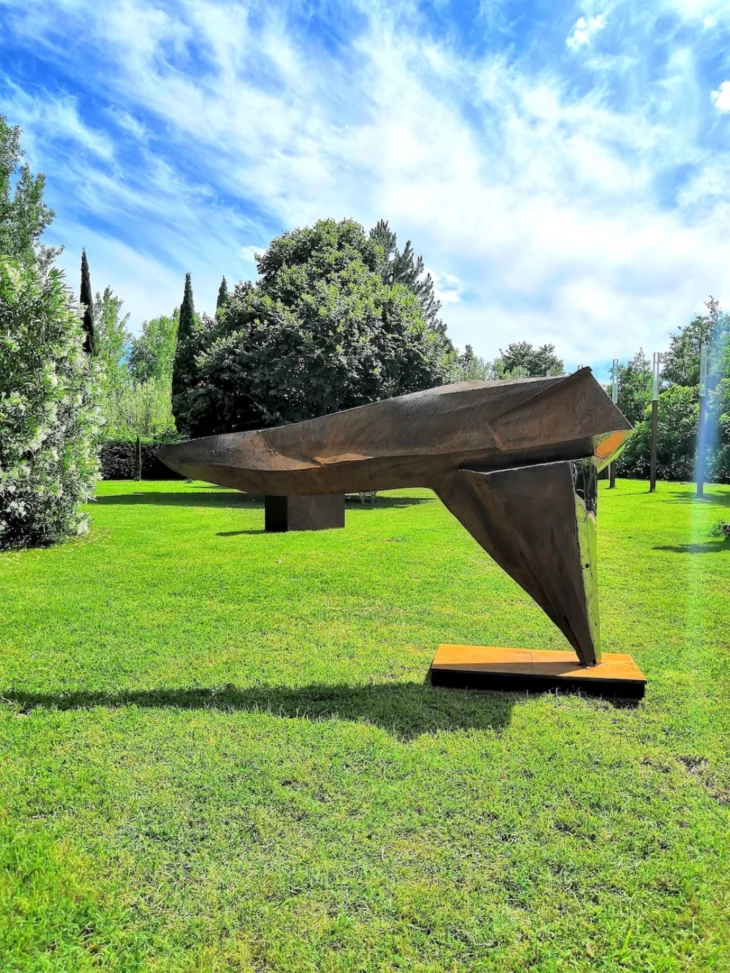 sculpture en metal corten et inox ,contemporaine et monumentale pour le jardin de julien allegre