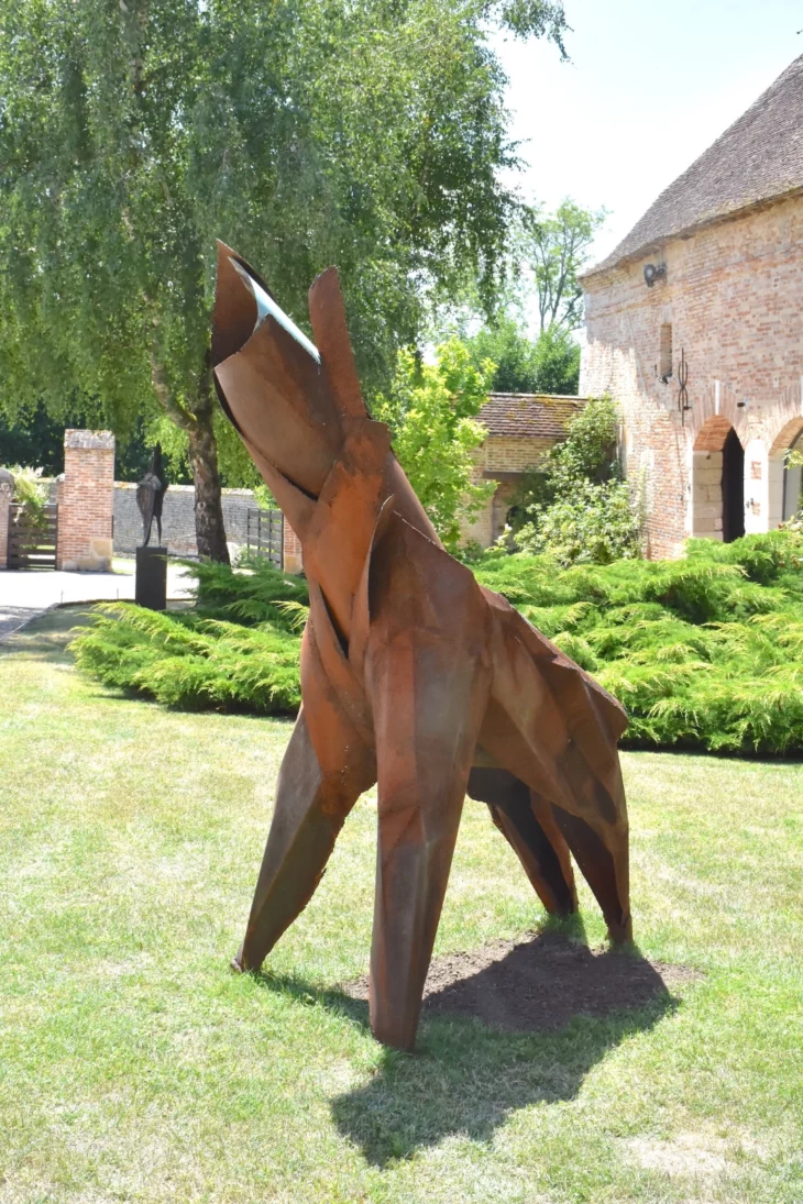 sculpture en metal corten contemporaine et monumentale pour le jardin de julien allegre