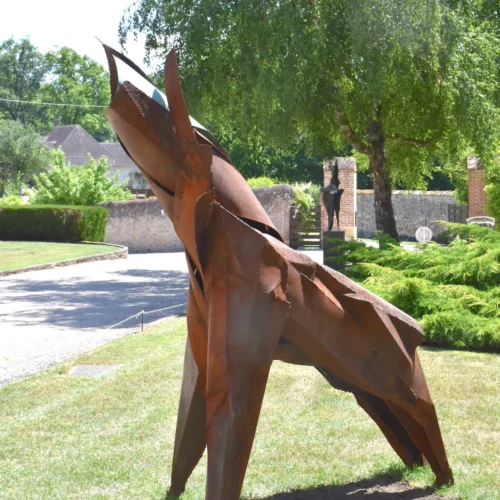 sculpture en metal corten contemporaine et monumentale pour le jardin de julien allegre