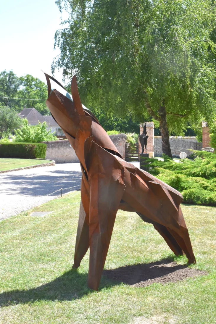 sculpture en metal corten contemporaine et monumentale pour le jardin de julien allegre