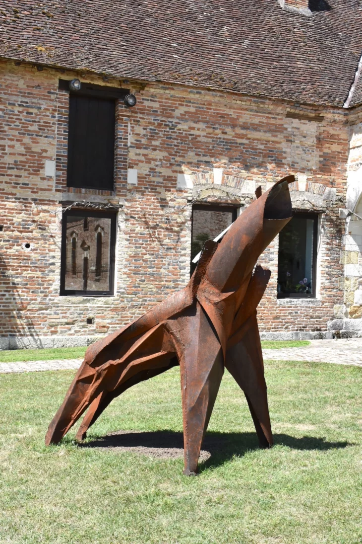 sculpture en metal corten contemporaine et monumentale pour le jardin de julien allegre