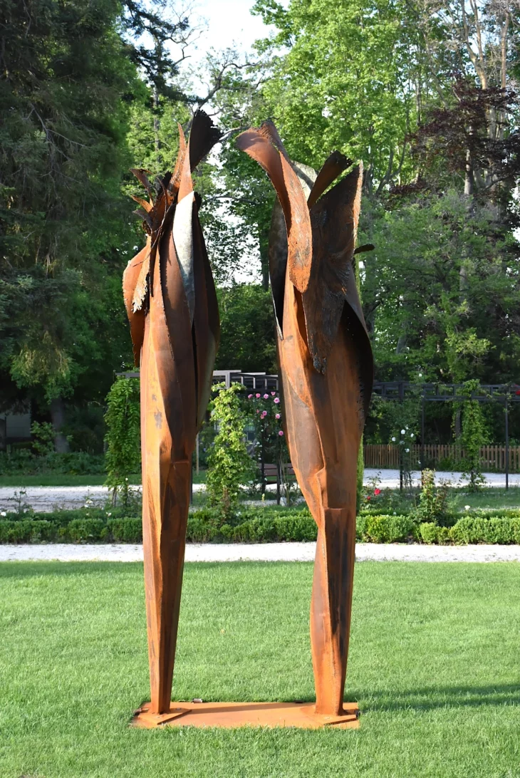 sculpture en metal corten contemporaine et monumentale pour le jardin de julien allegre