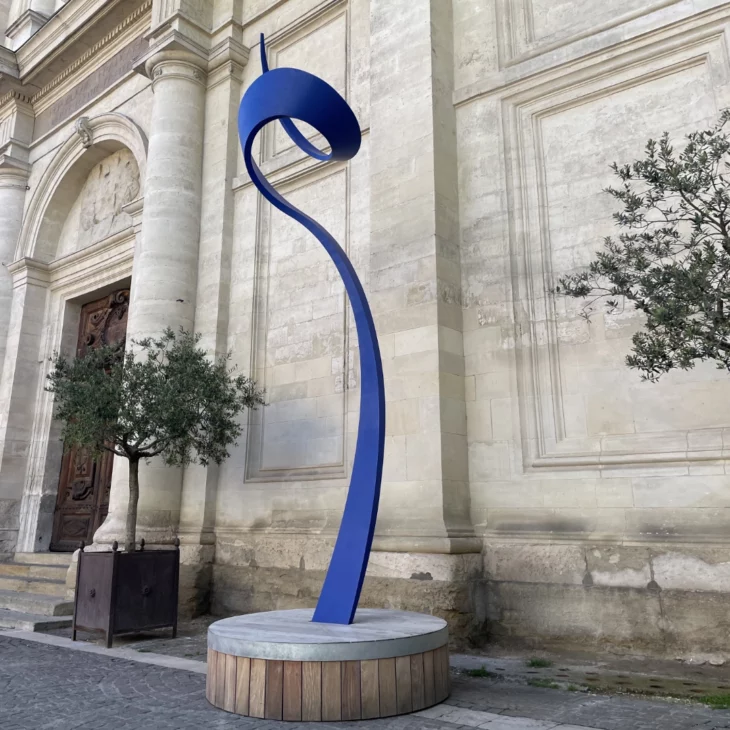 sculpture contemporaine abstraite monumentale pour le jardin en aluminium peint bleu