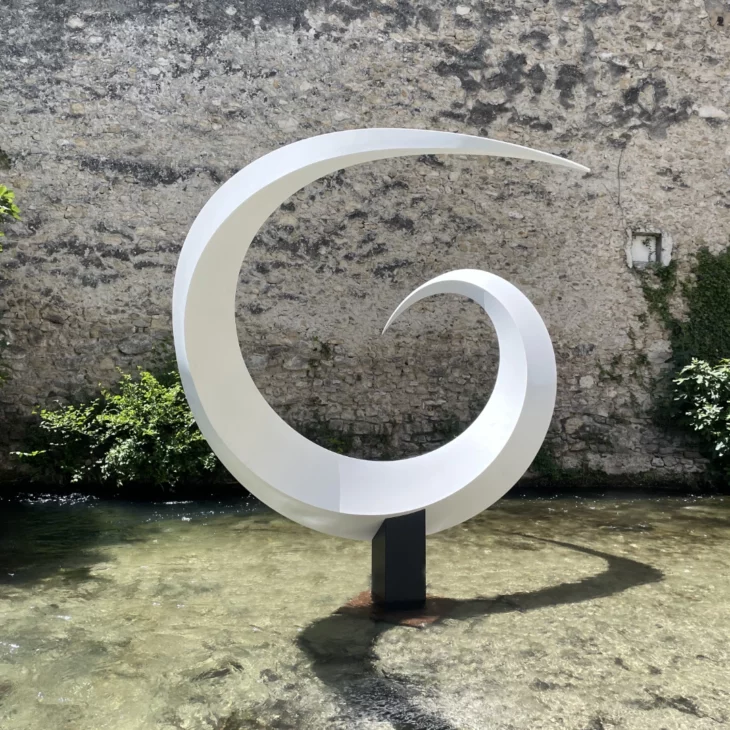 sculpture contemporaine abstraite monumentale pour le jardin en aluminium