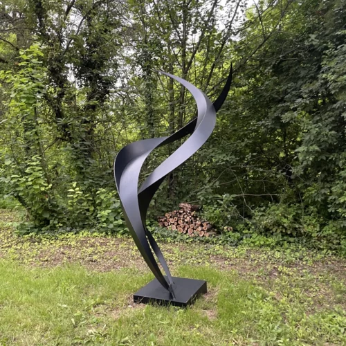 sculpture contemporaine abstraite monumentale pour le jardin en aluminium peint noir mat