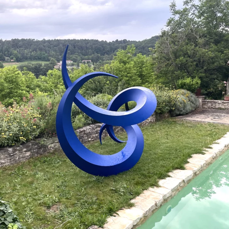 sculpture contemporaine abstraite monumentale pour le jardin en aluminium peint bleu