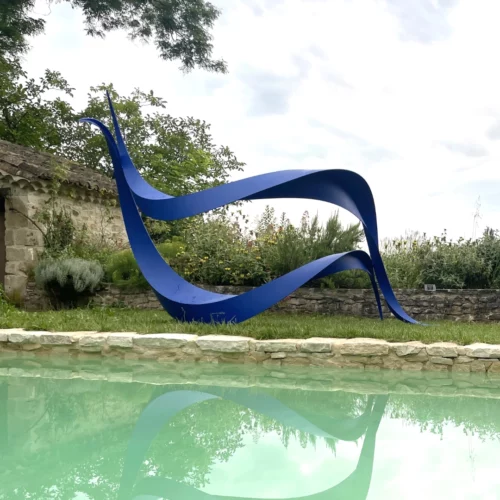 sculpture contemporaine abstraite monumentale pour le jardin en aluminium peint bleu