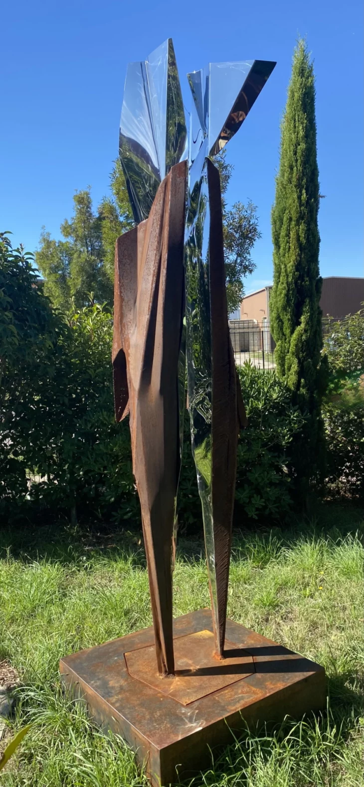Sculpture abstraite contemporaine en acier corten et inox pour le jardin et l'interieur de l'artiste sculpteur francais julien allegre