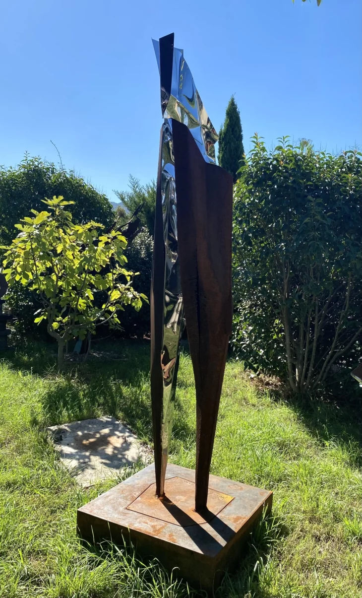 Sculpture abstraite contemporaine en acier corten et inox pour le jardin et l'interieur de l'artiste sculpteur francais julien allegre