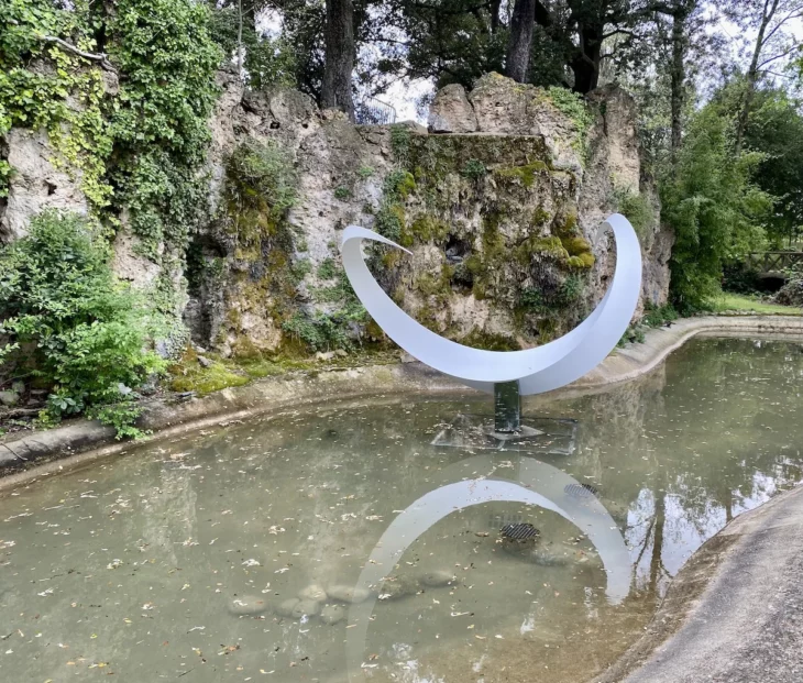 grand oiseau blanc ,sculpture monumentale contemporaine en metal pour le jardin de francis guerrier a retrouvez dans la galerie en ligne art mourier