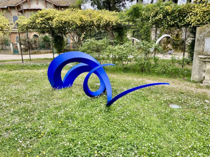 les deux cygnes bleus ,sculpture monumentale contemporaine en metal pour le jardin de francis guerrier a retrouvez dans la galerie en ligne art mourier