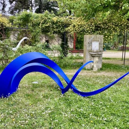 les deux cygnes bleus ,sculpture monumentale contemporaine en metal pour le jardin de francis guerrier a retrouvez dans la galerie en ligne art mourier