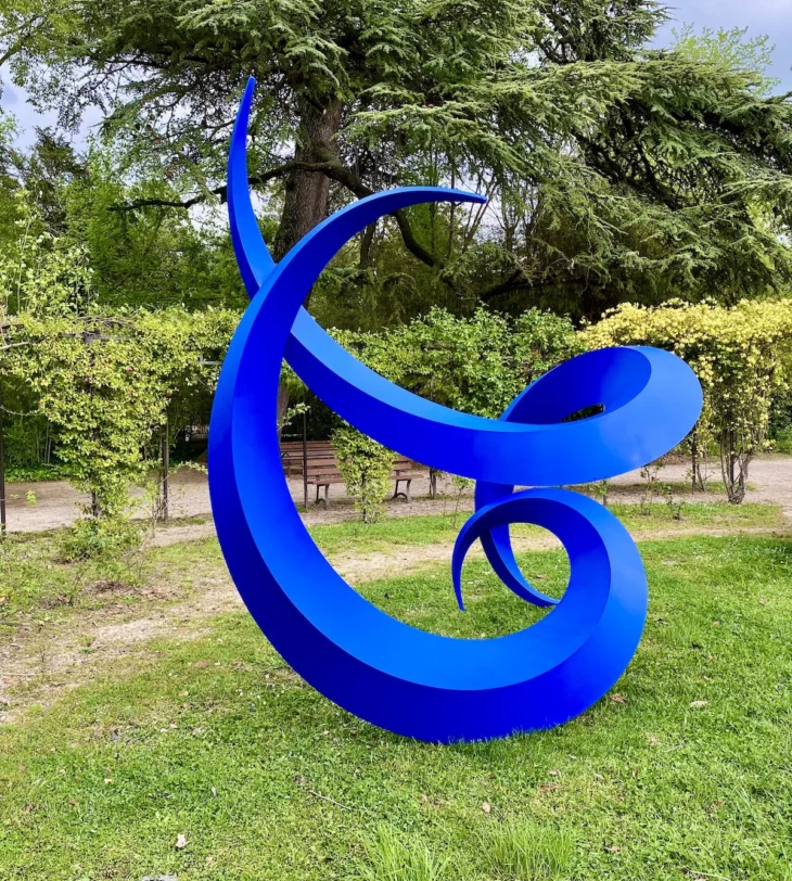 tendresse alanguie ,sculpture monumentale contemporaine en metal pour le jardin de francis guerrier a retrouvez dans la galerie en ligne art mourier
