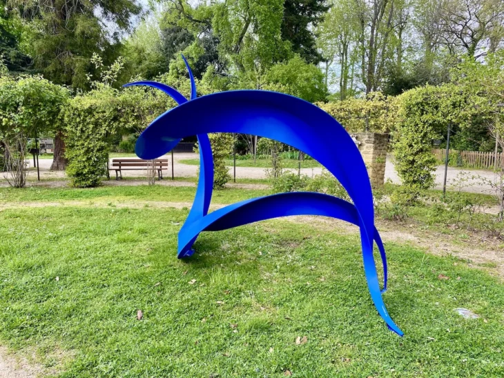 tendresse alanguie ,sculpture monumentale contemporaine en metal pour le jardin de francis guerrier a retrouvez dans la galerie en ligne art mourier