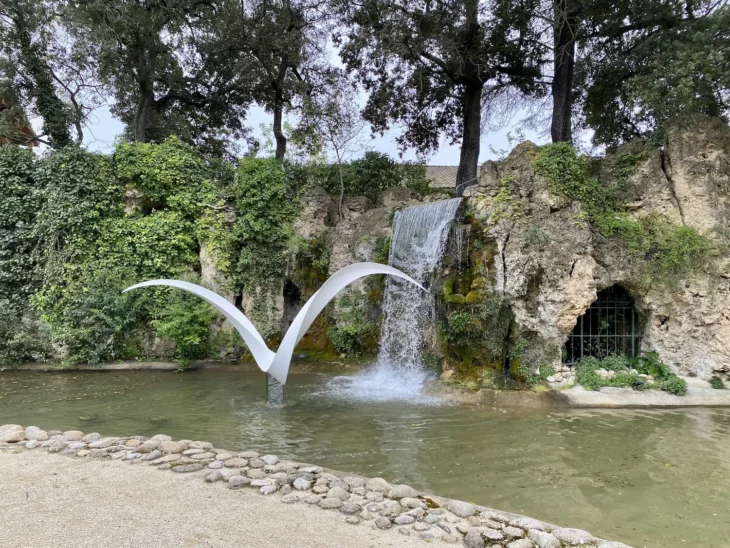 grand oiseau blanc ,sculpture monumentale contemporaine en metal pour le jardin de francis guerrier a retrouvez dans la galerie en ligne art mourier