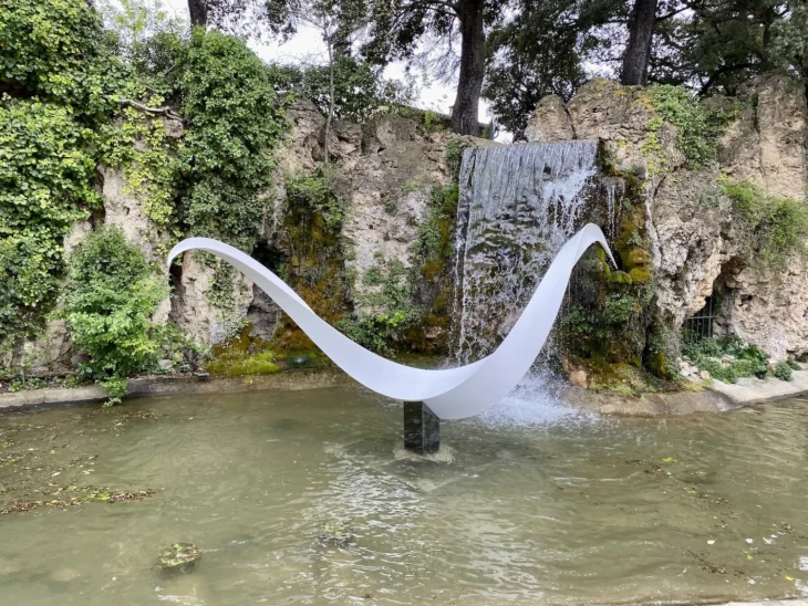 grand oiseau blanc ,sculpture monumentale contemporaine en metal pour le jardin de francis guerrier a retrouvez dans la galerie en ligne art mourier