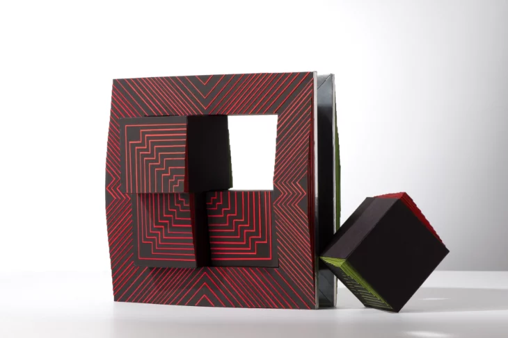 sculpture contemporaine en carton et papier, decoupe à la main de l artiste francoise luciani a acheter chez artmourier.com