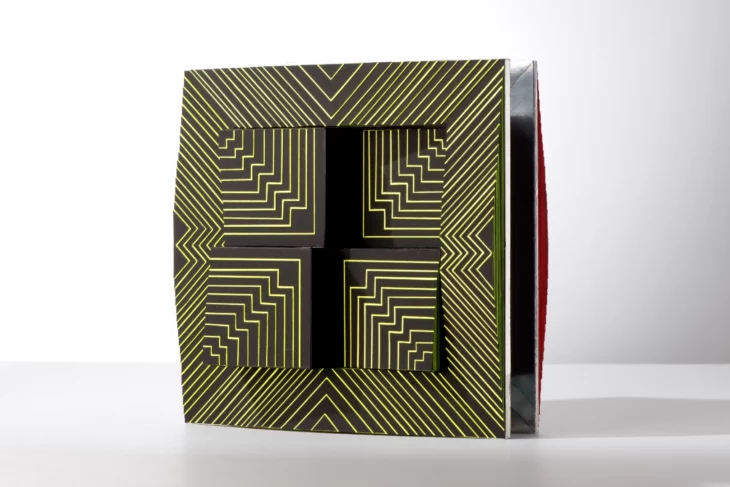 sculpture contemporaine en carton et papier, decoupe à la main de l artiste francoise luciani a acheter chez artmourier.com