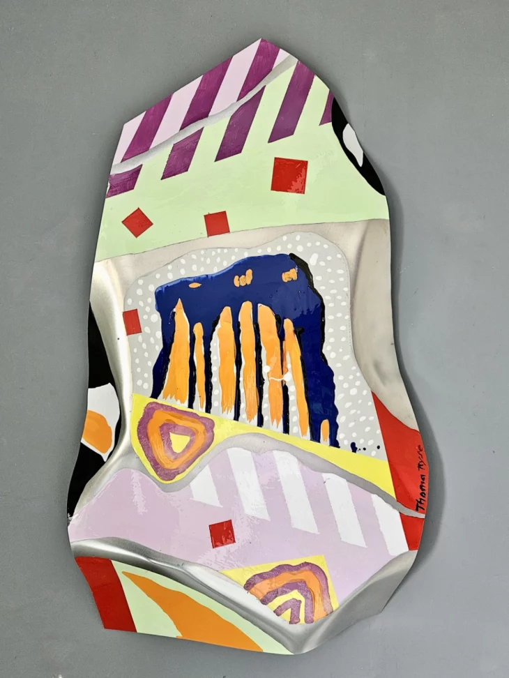 peinture colorée contemporaine ,peinte sur aluminium déformé par thoma ryse artiste francais
