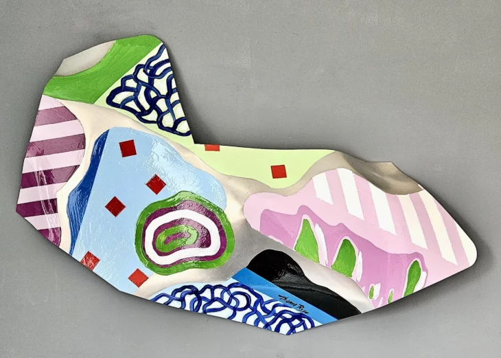 peinture colorée contemporaine ,peinte sur aluminium déformé par thoma ryse artiste francais