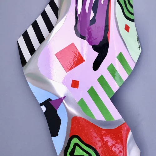 peinture colorée contemporaine ,peinte sur aluminium déformé par thoma ryse artiste francais