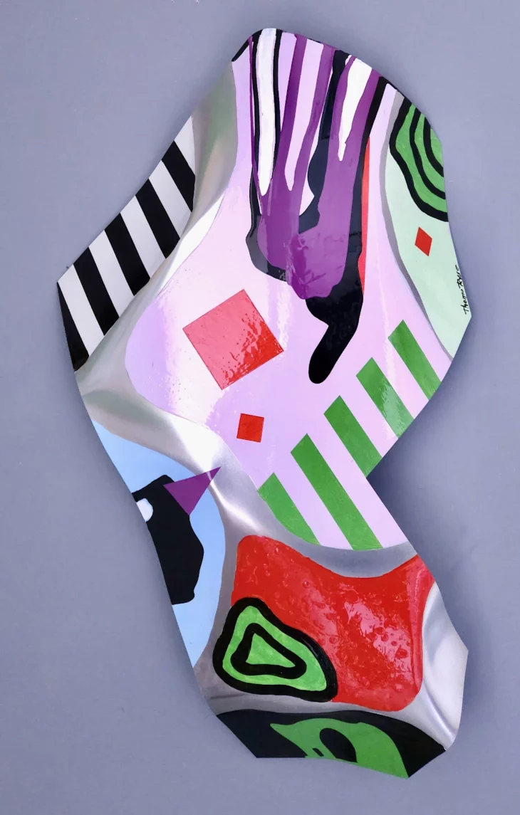 peinture colorée contemporaine ,peinte sur aluminium déformé par thoma ryse artiste francais