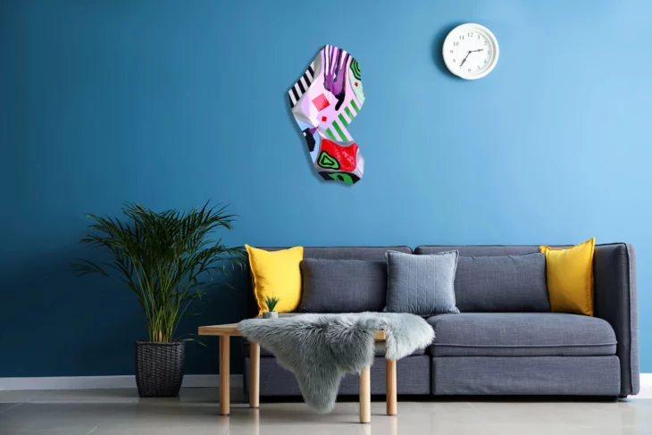peinture colorée contemporaine ,peinte sur aluminium déformé par thoma ryse artiste francais