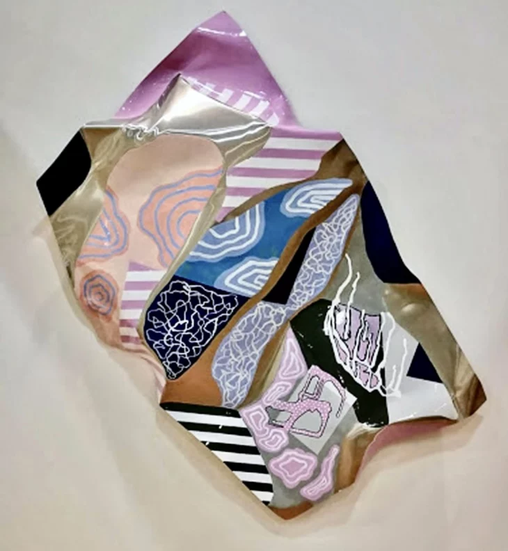 peinture colorée contemporaine ,peinte sur aluminium déformé par thoma ryse artiste francais