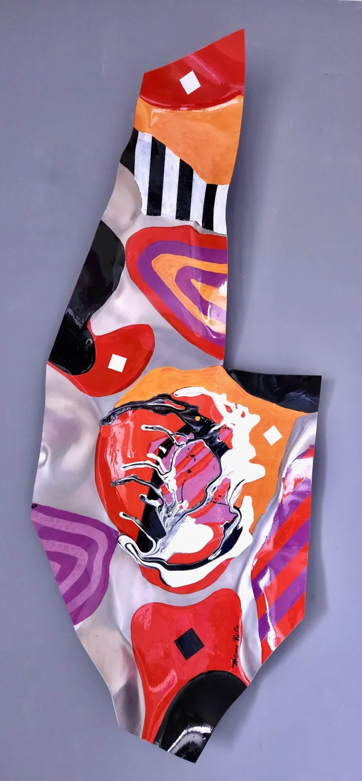 peinture colorée contemporaine ,peinte sur aluminium déformé par thoma ryse artiste francais
