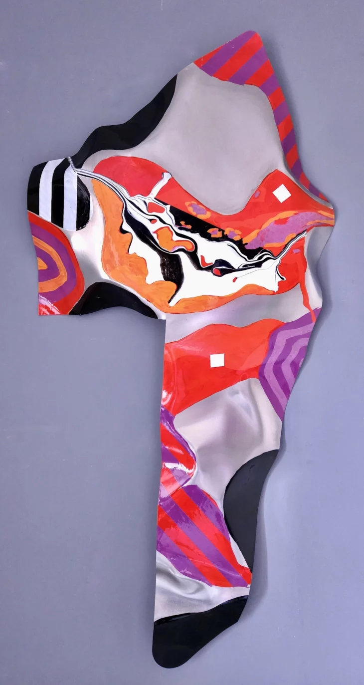 peinture colorée contemporaine ,peinte sur aluminium déformé par thoma ryse artiste francais