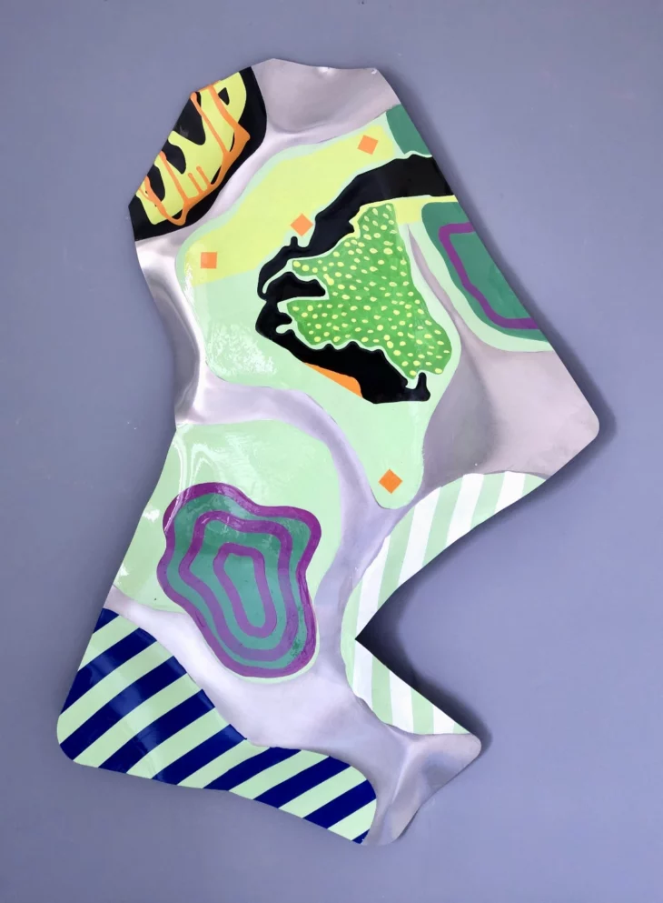 peinture colorée contemporaine ,peinte sur aluminium déformé par thoma ryse à retrouver sur artmourier.com