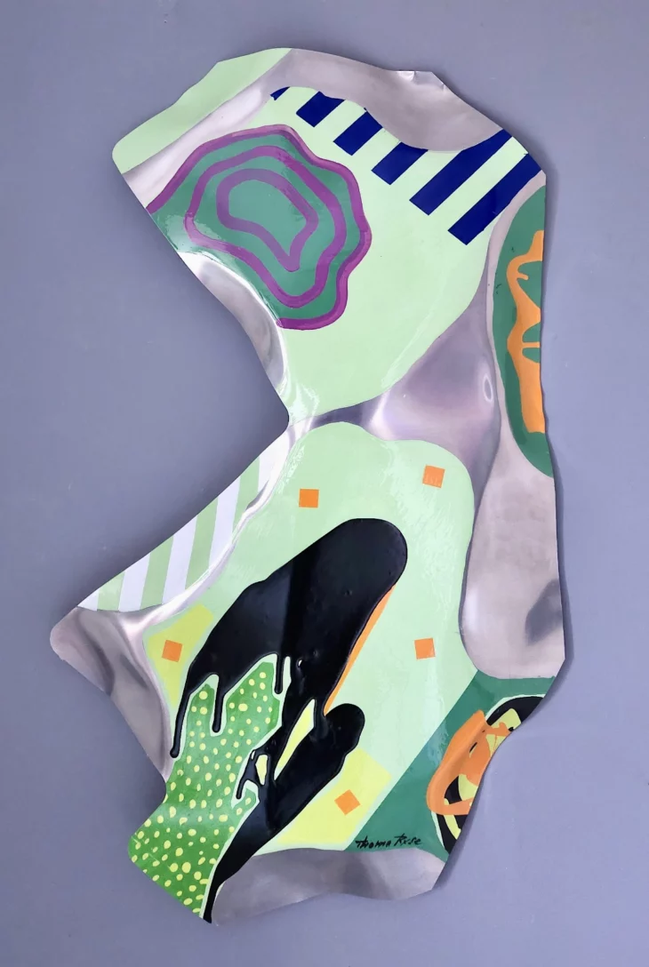 sculpture et peinture colorée contemporaine ,peinte sur aluminium déformé par thoma ryse artiste francais
