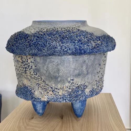 sculpture abstraite contemporaine bleue ,ceramique de christiane filliatreau a retrouver sur artmourier.com
