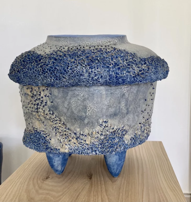 sculpture abstraite contemporaine bleue ,ceramique de christiane filliatreau a retrouver sur artmourier.com