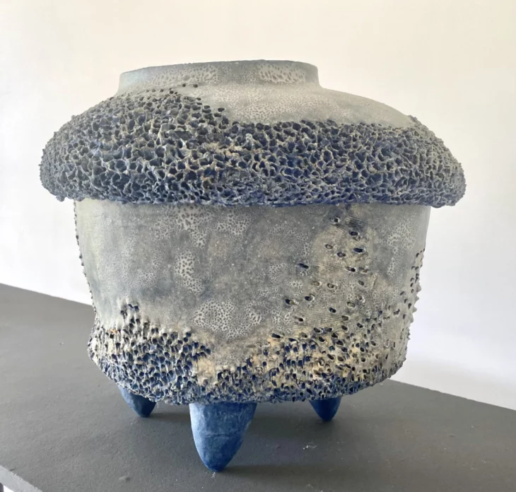 sculpture abstraite contemporaine bleue ,ceramique de christiane filliatreau a retrouver sur artmourier.com