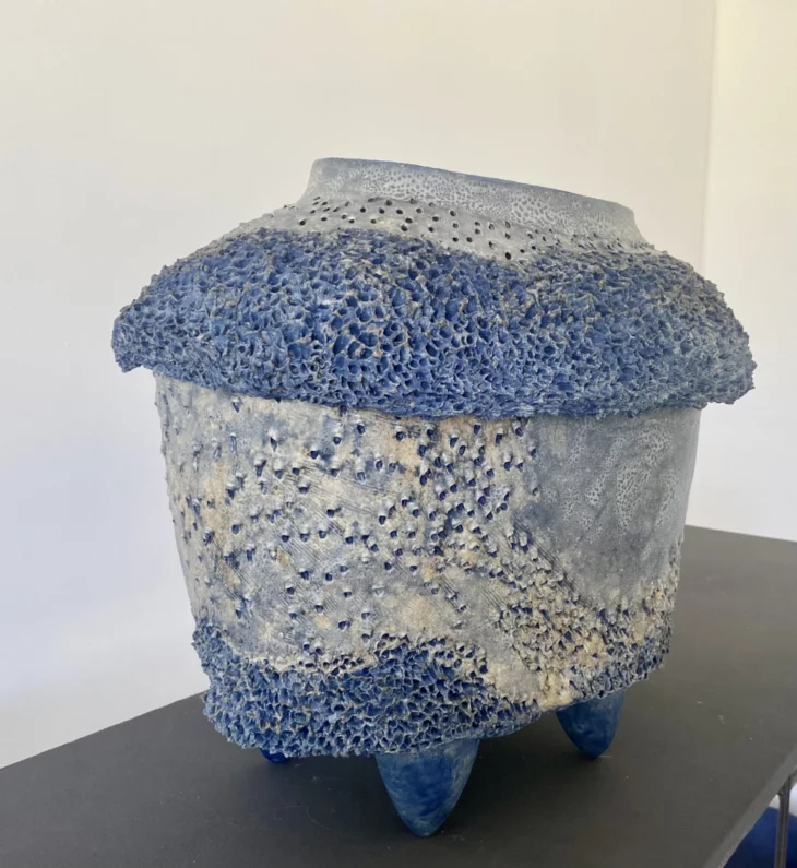 sculpture abstraite contemporaine bleue ,ceramique de christiane filliatreau a retrouver sur artmourier.com